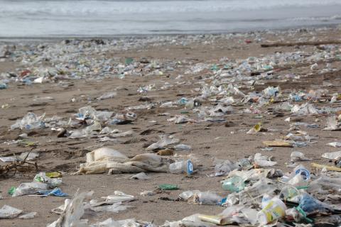 afval op strand